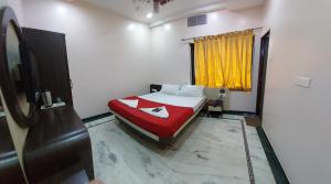 那格浦尔Hotel Gujrat的一间卧室配有一张带红色毯子的床和窗户。