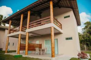 皮廷布Resort Asenza Bangalô Barão 503的带阳台的房屋