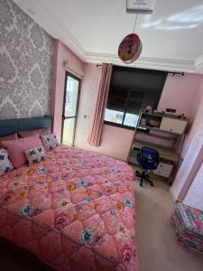 盖尼特拉Tajhiz alliance darna的卧室配有粉红色的床和书桌