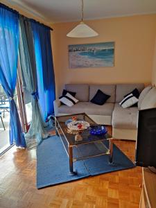 万塔西西Apartman Iva - Vantačići的客厅配有沙发和桌子