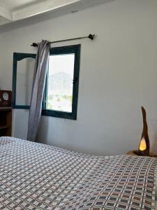 努韦巴Cozy farm studio的一间卧室设有一张床和一个窗口