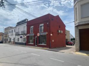 代尔特布雷APARTAMENTO ZEN的街道边的红色建筑