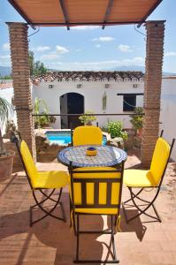 希梅纳德拉夫龙特拉Casa Muryo的庭院配有黄色的椅子和桌子