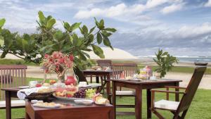 杰里科科拉蓝色公寓式酒店的一张带食物的桌子,享有海滩美景
