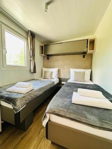 比奥格勒·纳·莫鲁Brand New Mobile House - Soline Beach的一间卧室设有两张床和窗户。