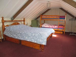 诺里奇The Barn, Norwich的一间卧室配有一张床、一张双层床和一把椅子