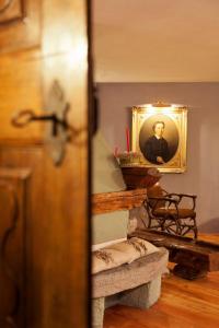 库马约尔Locanda La Brenva - Estella Hotel Collection的一张带蜡烛的男人肖像的房间