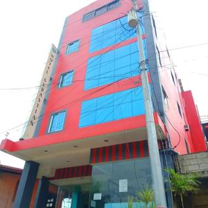 LookOslob Hotel Sébastian的红色的建筑,设有蓝色的窗户