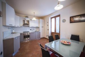 卢卡Casa Gori的厨房以及带桌椅的用餐室。