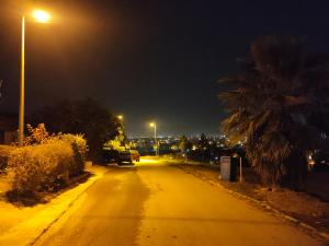 拉瓦尔品第QB Elegant Villa Bahria Town的一条空的街道,晚上有街灯