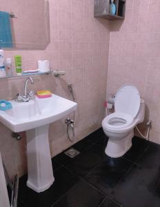 拉瓦尔品第QB Elegant Villa Bahria Town的浴室配有白色卫生间和盥洗盆。