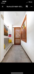 阿坎提拉德洛斯基Estudio privado in Los Gigantes的带走廊、床和窗户的客房