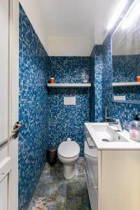 阿坎提拉德洛斯基Estudio privado in Los Gigantes的蓝色瓷砖浴室设有卫生间和水槽