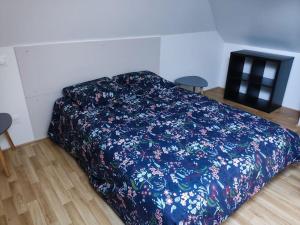 索姆河畔的圣瓦列里Le cœur Valericain 4的一间卧室配有一张带蓝色毯子的床
