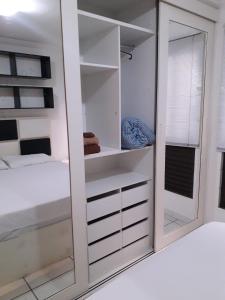 巴西利亚Kit no Lago Norte CA 02的卧室配有白色橱柜和镜子