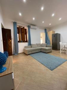 巴勒莫Marechiaro Apartments的带沙发和蓝色地毯的客厅