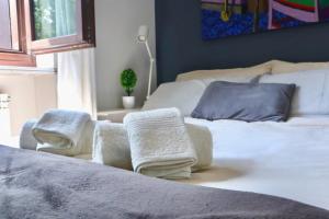 都灵A due passi dal Centro & Parcheggio Gratuito的一间卧室配有两张带毛巾的床