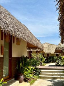 丽贝岛Bulow Casa Grand View Resort的一排茅草屋顶和楼梯的房屋