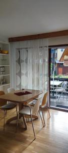 克拉尼斯卡戈拉Apartma 198的一间带桌椅的用餐室