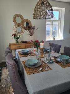克里斯蒂安斯塔德Bambina's Guest House的一张带蓝色菜肴和奥伊特的餐桌