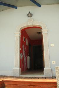 BranikApartment Dandelion的红色墙壁的房间里拱门