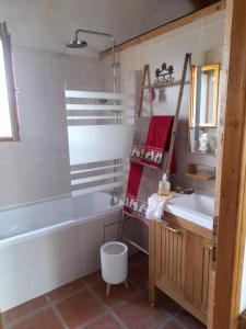 RimplasStella Alpina的带浴缸和盥洗盆的浴室