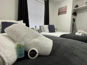 Great OakleySuperb 2 bedroomed apartment的卧室配有两张床和枕头,位于地板上