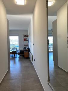 普利莫顿Apartment Primero的一个带镜子的走廊和一间客厅