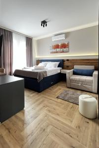 丘普里亚ĆAKA Luxury Rooms & Restaurant的一间卧室配有一张床和一张沙发