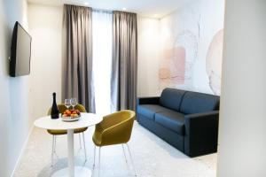 西尼加利亚水晶酒店的客厅配有沙发和桌子