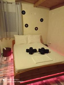 莫奈姆瓦夏zikos house的一张床上有两台摄像头的床铺