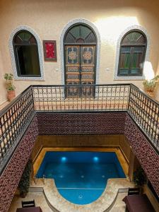 梅克内斯Riad Zyna的一座建筑物中央的游泳池