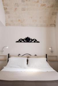 马丁纳弗兰卡Casa Soleluna的一间卧室配有一张带两个白色枕头的床