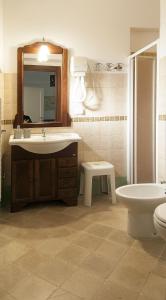 马丁纳弗兰卡Casa Soleluna的一间带水槽、卫生间和镜子的浴室