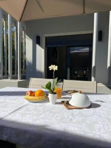 塞辛布拉Casa com jardim perto da praia的一张桌子,上面放着一盘水果和一碗橘子