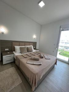 乌尔齐尼Rasi Luxury Apartments的一间卧室配有一张大床和毛巾