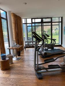 胡普加顿蒂弗雷雪松音水疗酒店的一个带跑步机的健身房,位于大窗户前