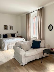 库多瓦-兹德鲁伊Lawenda Apartamenty Boutique的客厅配有白色的沙发和床。