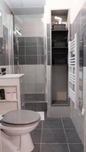 埃唐普SaafePlace-4pers-Wifi-KeyBox-24sur7的一间带卫生间和水槽的浴室