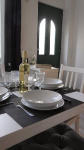 埃唐普SaafePlace-4pers-Wifi-KeyBox-24sur7的一张带白板的桌子和一瓶葡萄酒