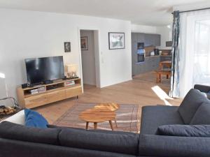 奥斯赛拜-塞林Haus "Jasmund" F 646 WG 02 mit Kamin, Sauna, Whirlwanne, Terrasse的客厅配有沙发和桌子