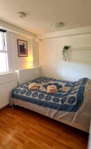 哈纳弗约德尔Lovely one bedroom apartment in Hafnarfjordur的一间卧室配有一张床,上面有两条毛巾