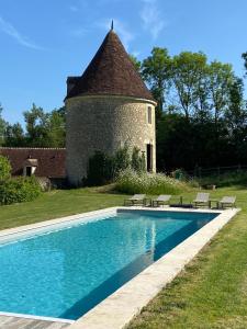 RémalardTour du manoir de Boiscorde的一座塔楼前的游泳池