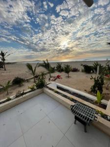 CabeçadasVilla Alfredo Marchetti Nº13 A Suites on the Beach, Praia de Chaves, Boa Vista的海滩景天井上的长凳