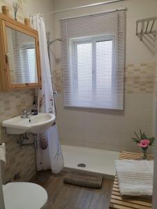 奇皮奥纳Villa Antonia的浴室配有盥洗盆、卫生间和浴缸。