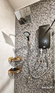 哥打京那巴鲁Seaview Luxury Suites at The Shore Kota Kinabalu的带淋浴喷头的浴室