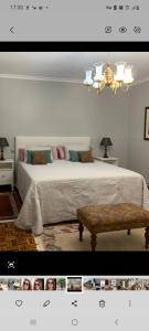 蒙考Alojamiento San Miguel的一张卧室的照片,卧室内配有一张床和一个吊灯