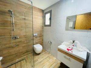 Luxus-Apartment mit Poolblick的一间浴室