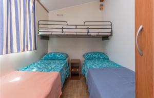 图兰杰2 Bedroom Nice Home In Turanj的小型客房配有双层床和两张床。
