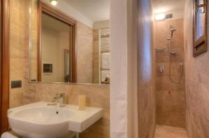 库马约尔Locanda La Brenva - Estella Hotel Collection的一间带水槽和淋浴的浴室